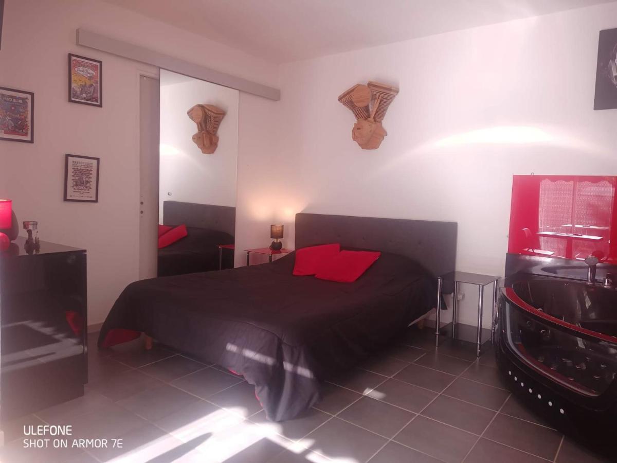 "Le Maloya" Chalets Independants -Chambre Balneo - Relais Motards Lacaune Exterior foto